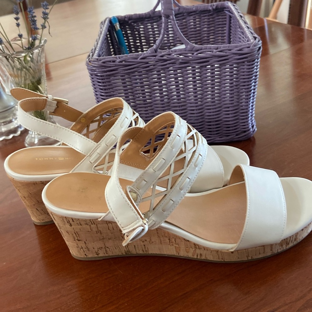 Tommy Hilfiger wedge shoes sz 9M euc cream